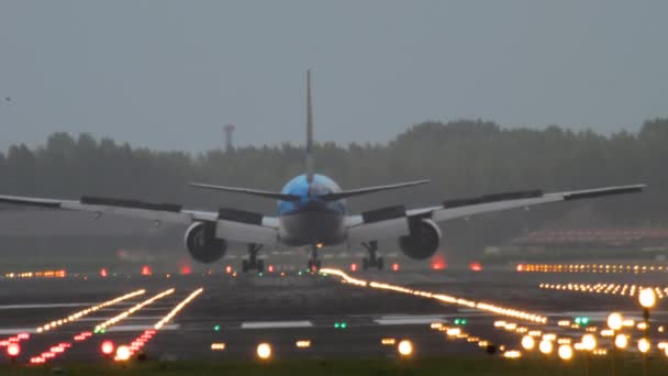 KLM Boeing 777 landning — Stockvideo