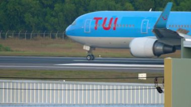 Uçak indikten sonra fren yapıyor.