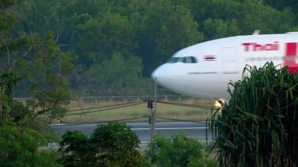 Avión en rodaje después del aterrizaje — Vídeos de Stock