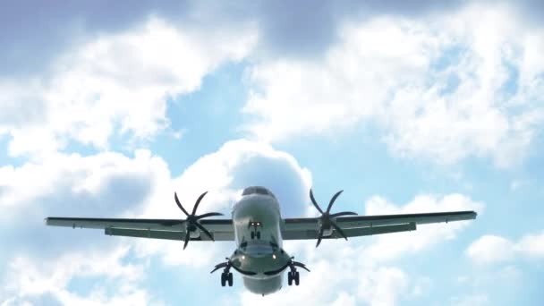 Turboprop aircraft approaching — Stock Video