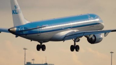 KIM Cityhopper Embraer Erj-190 yaklaşıyor