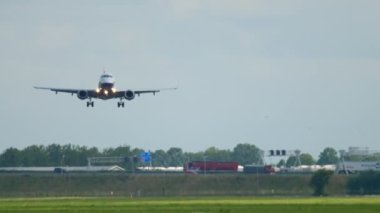 İngiliz Aairways Embraer 190 yaklaşıyor