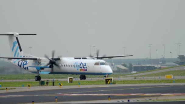 Bombardier Dash 8 Q400 Flybe taxiing — Stock Video