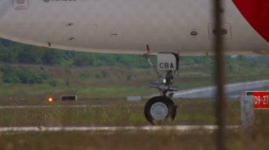 Uçak kalkıştan önce kalkışa hazırlanıyor.