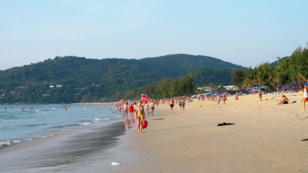 Ondas azuis rolaram na areia de Karon Beach — Vídeo de Stock