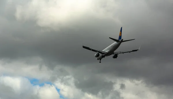 Embraer Lufthansa в грозовых облаках — стоковое фото