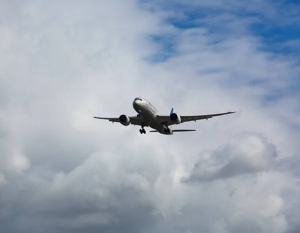 Approche et atterrissage de Boeing Dreamliner — Photo