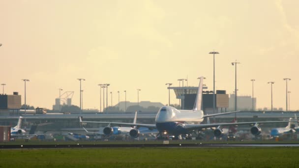 Boeing 747 ładunku kołowania po wylądowaniu — Wideo stockowe