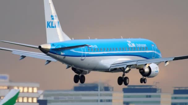 KLM Cityhopper Embraer Erj-175 πλησιάζει — Αρχείο Βίντεο