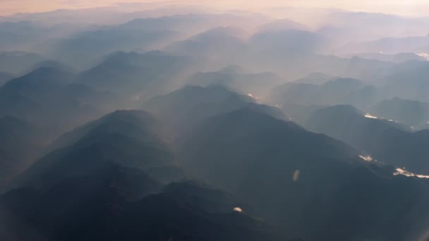 Bela vista através da janela do avião, avião voando acima do rio em montanhas — Vídeo de Stock