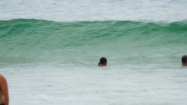 Turistler Nai Harn Beach