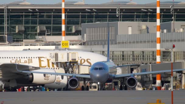 Avión en rodaje antes de la salida — Vídeos de Stock