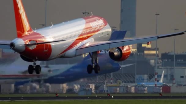 Přistání EasyJet Airbus A320 — Stock video