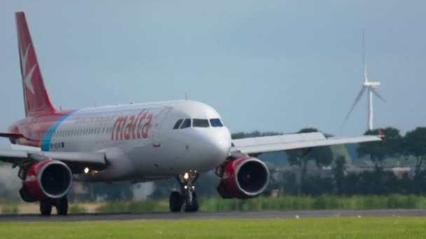 马耳他航空公司空中客车 A320 着陆 — 图库视频影像