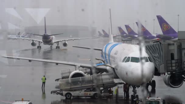 Airbus 320 på service i Suvarnabhumi airport — Stockvideo