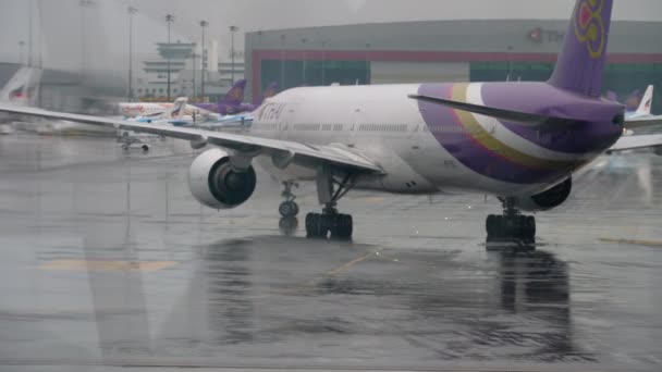 Trafikflygplan taxning efter landning i Suvarnabhumi flygplats — Stockvideo