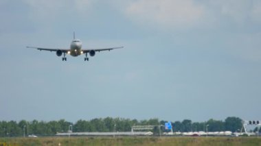 Amsterdam 'da iniş yapmadan önce uçak yaklaşımı