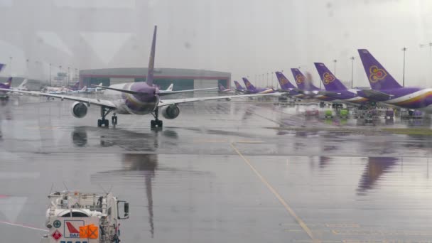 Trafikflygplan taxning efter landning i Suvarnabhumi flygplats — Stockvideo