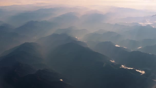 Belle vue à travers la fenêtre de l'avion, avion volant au-dessus des montagnes — Video