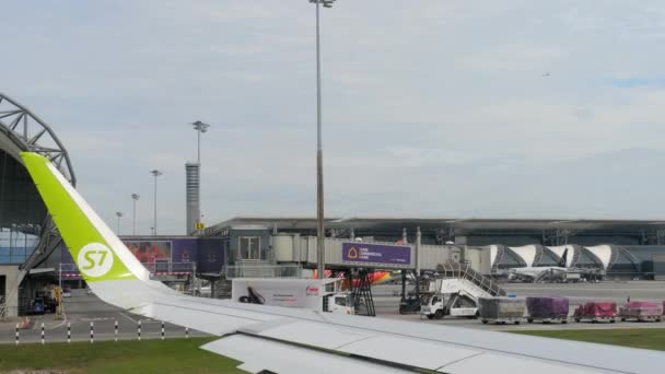 Aviões em Suvarnabhumi Aeroporto — Vídeo de Stock