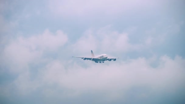 Літак широкофюзеляжних наближається — стокове відео