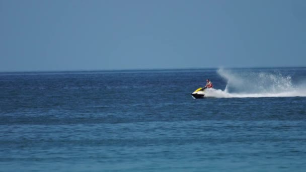 Hombre en una moto acuática en el océano — Vídeos de Stock