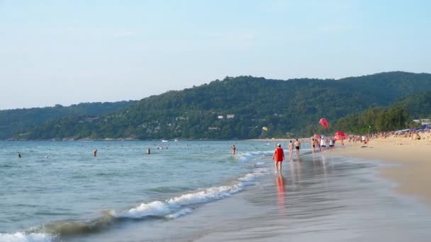 Onde azzurre rotolate sulla sabbia di Karon Beach — Video Stock