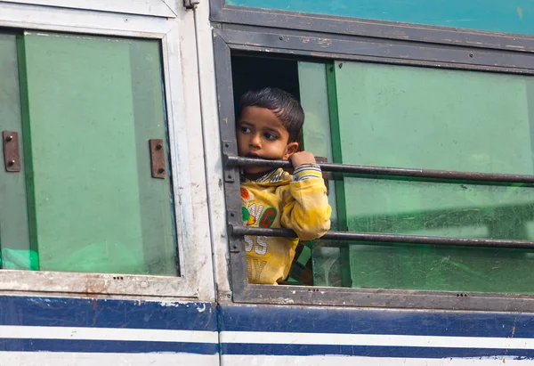 Індійська хлопчик у вікні поїзд — стокове фото