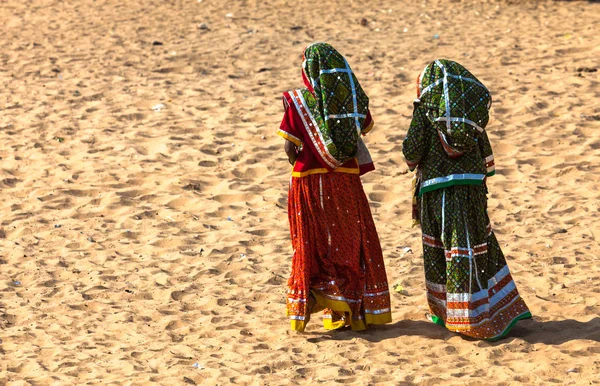 Indiska kvinnor i nationella klädsel — Stockfoto