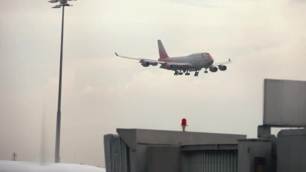 Avión acercándose antes de aterrizar — Vídeos de Stock
