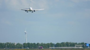 Jet uçağı yaklaşıyor.