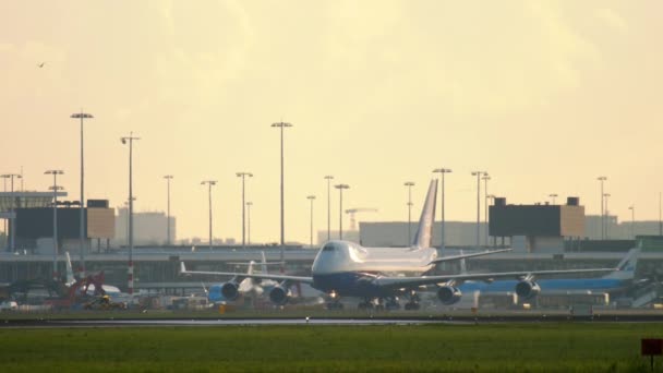 Boeing 747 carico in rullaggio dopo l'atterraggio — Video Stock