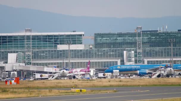 Boing 787 wird aus dem Verkehr gezogen — Stockvideo