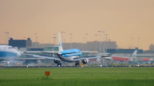 KLM Cityhopper Embraer Erj-175 närmar sig — Stockvideo