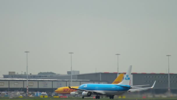 Flygplan avresa från Amsterdam — Stockvideo