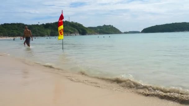 Nai Harn beach, Phuket sziget déli részén — Stock videók