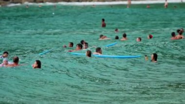 Sörfçü dalgaları üzerinde