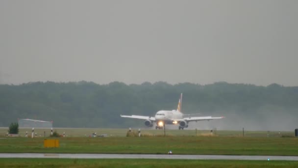 Avión aterrizando con tiempo lluvioso — Vídeos de Stock