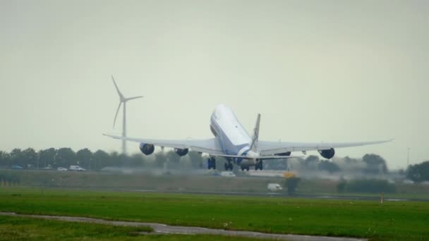 AirBridge Boeing 747 roteren — Stockvideo