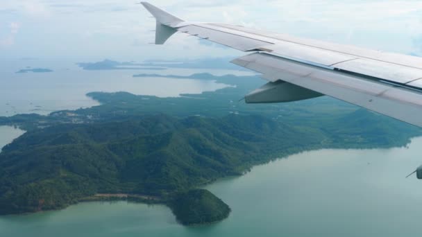 Paisaje de vista aérea desde el avión descendente — Vídeos de Stock