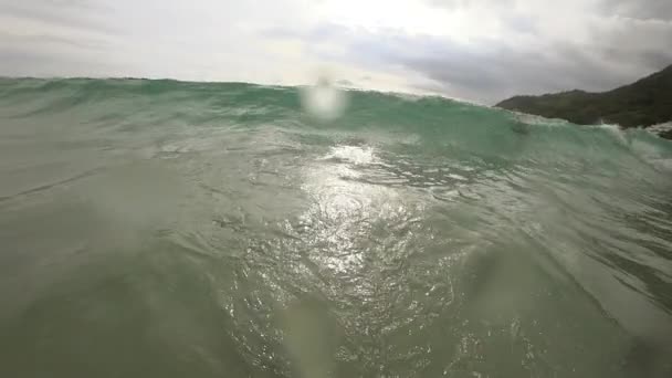 Onde sulla spiaggia di Nai Harn, Thailandia — Video Stock