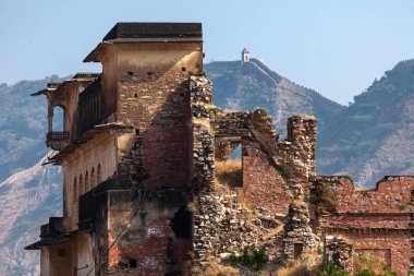 Jaipur şehrinde antik yapıların kalıntıları