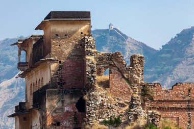 Jaipur şehrinde antik yapıların kalıntıları