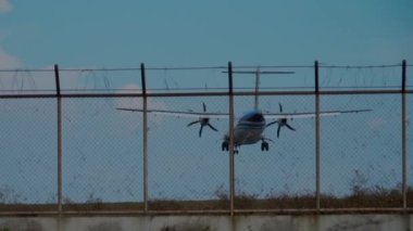Turboprop uçak yaklaşıyor