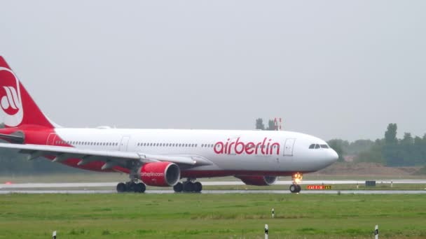 Avión taxiando en tiempo lluvioso — Vídeos de Stock