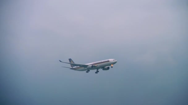 Πλησιάζει το Airbus A330 Singapore Airlines — Αρχείο Βίντεο