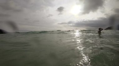 Dalgalar üzerinde plaj, Nai Harn, Tayland