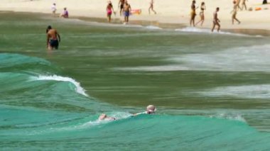 Sörfçü dalgaları üzerinde