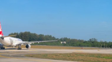 Uçak kalkıştan önce kalkıyor.