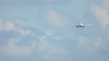 Jet uçağı yaklaşıyor.